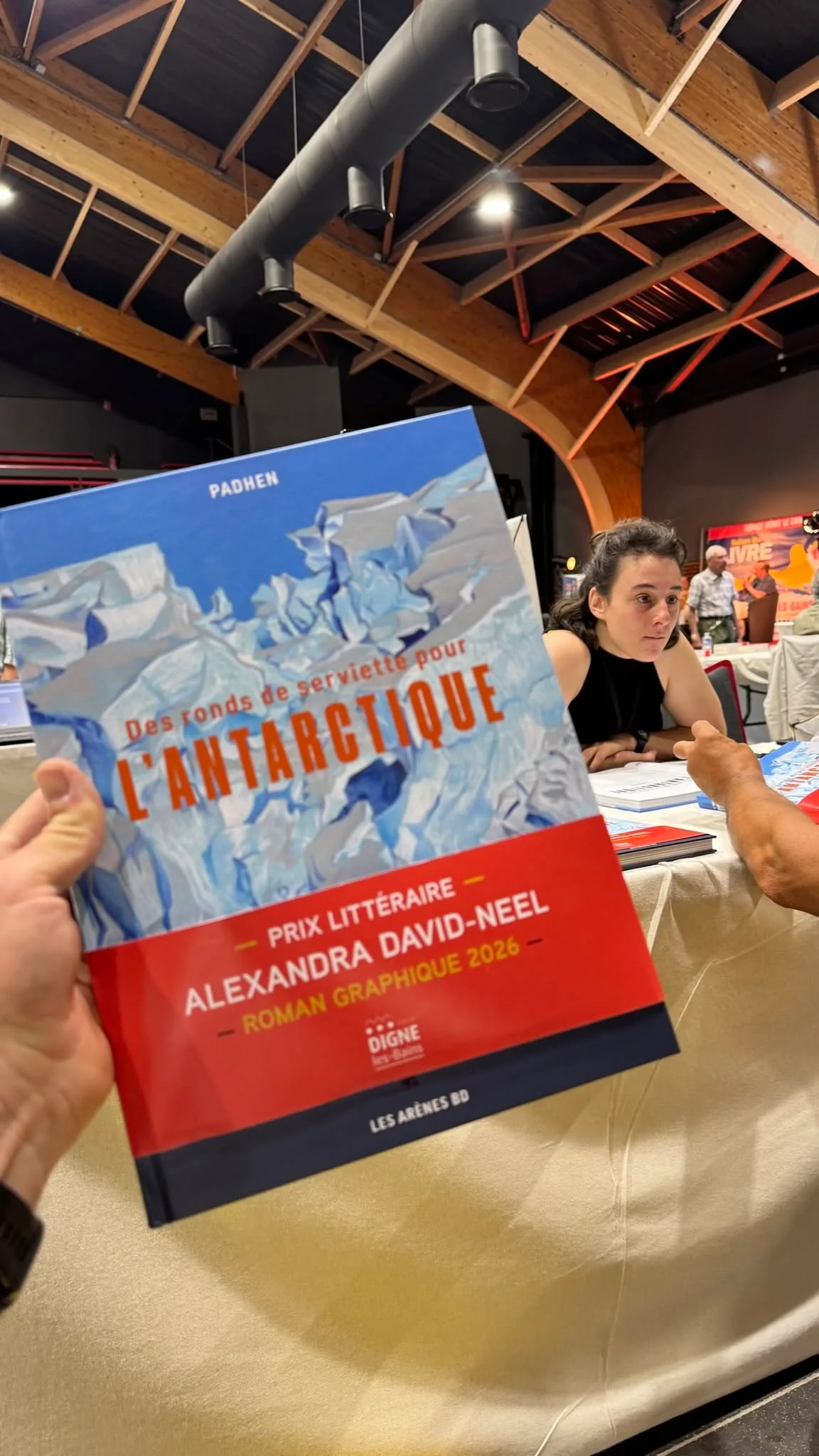 Le livre Des ronds de serviette pour l'Antarctique de Padhen, lauréat du Prix Alexandra David-Neel 2026, exposé au Salon du Livre de Digne-les-Bains.