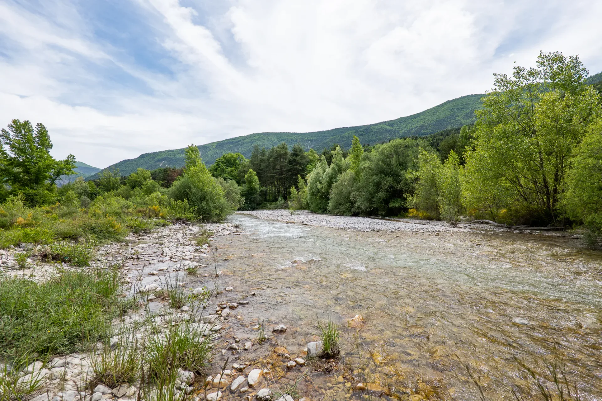 Rivière aux eaux claires et galets à proximité du camping La Ribière