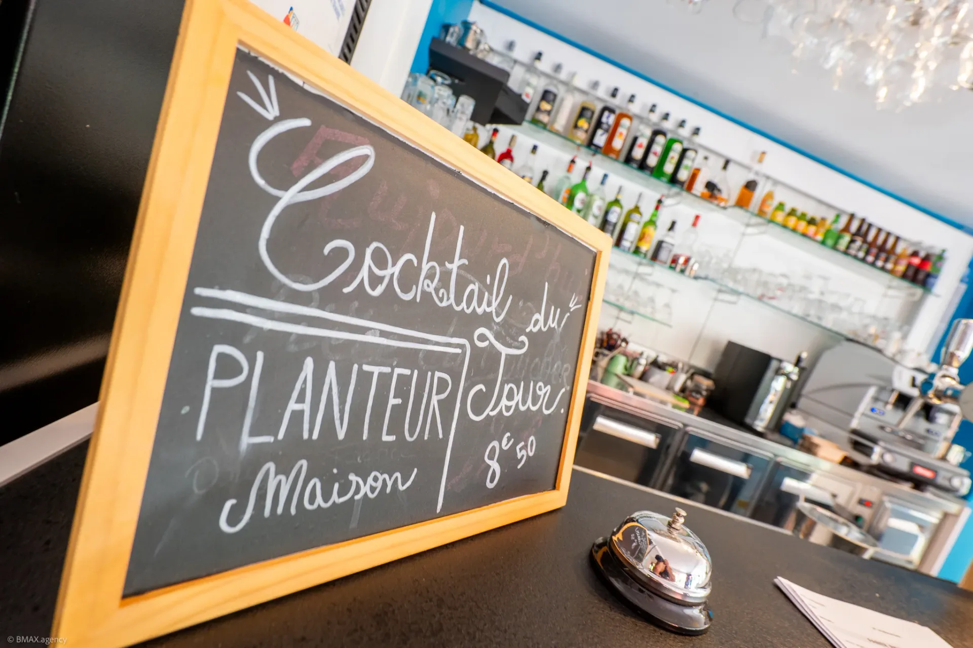 Ardoise annonçant le cocktail du jour au bar du camping La Ribière