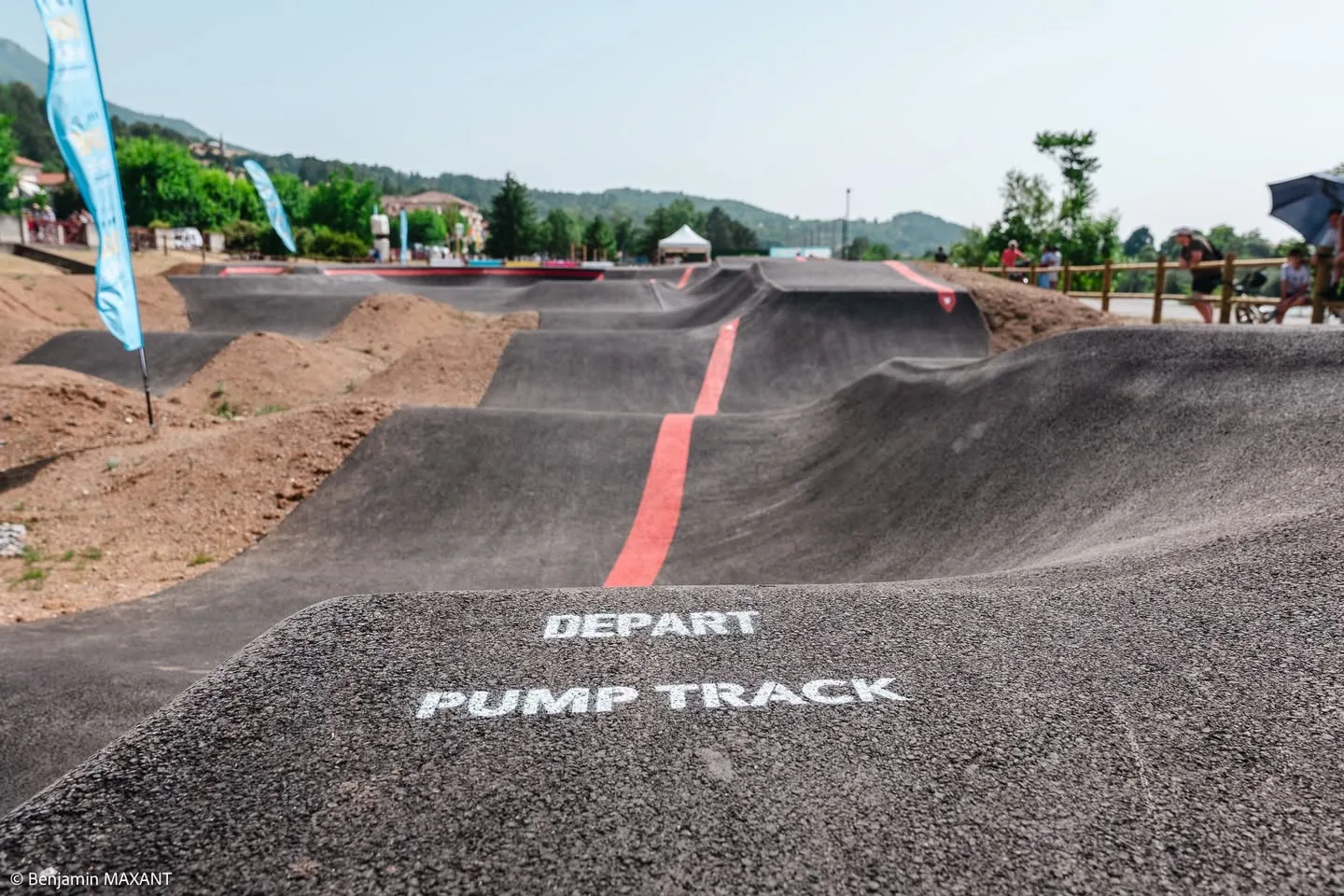 Ligne de départ du pump track de Digne-les-Bains, signalétique BMX VTT