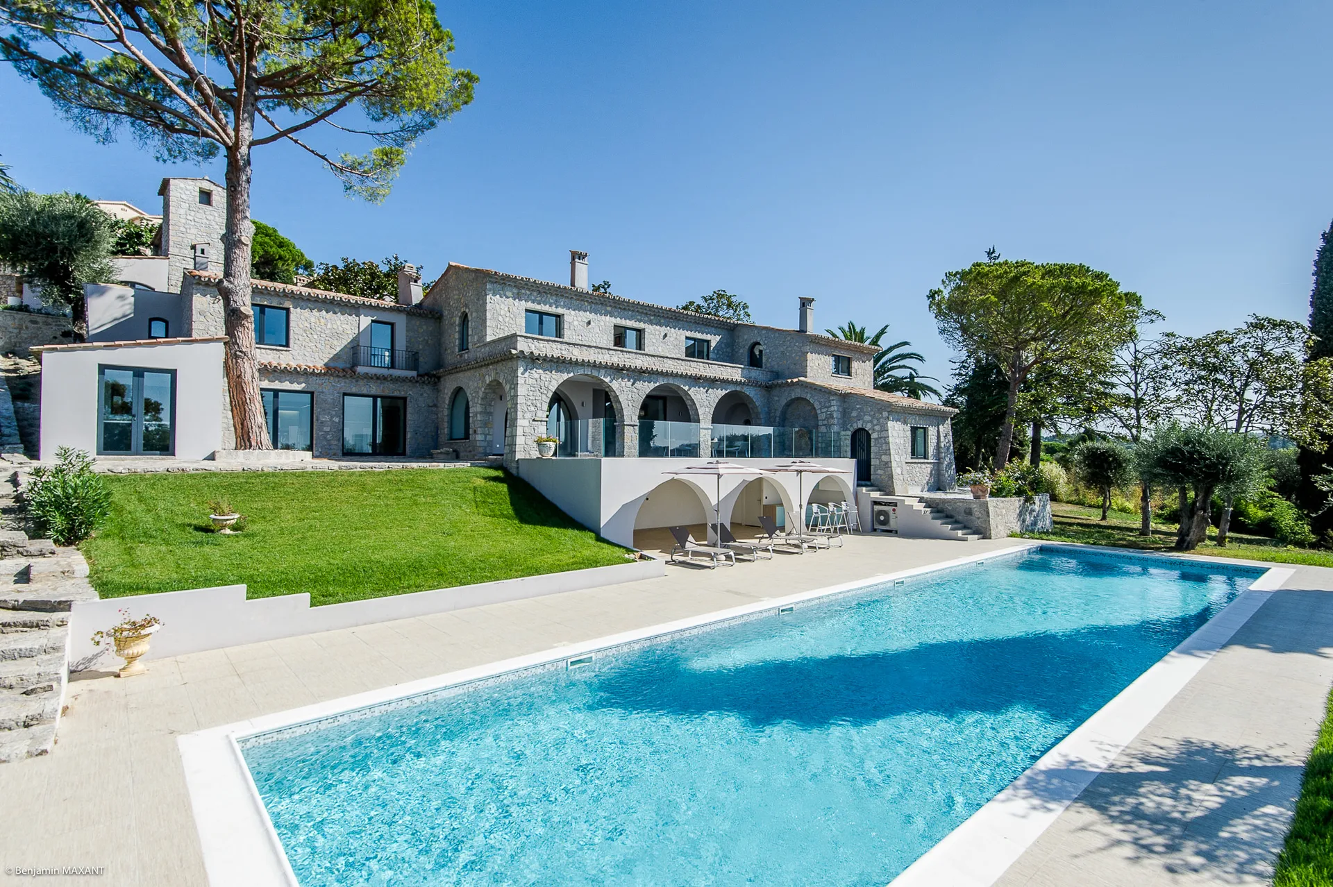 Shooting photo villa de luxe en pierre a Mougins - piscine et facade