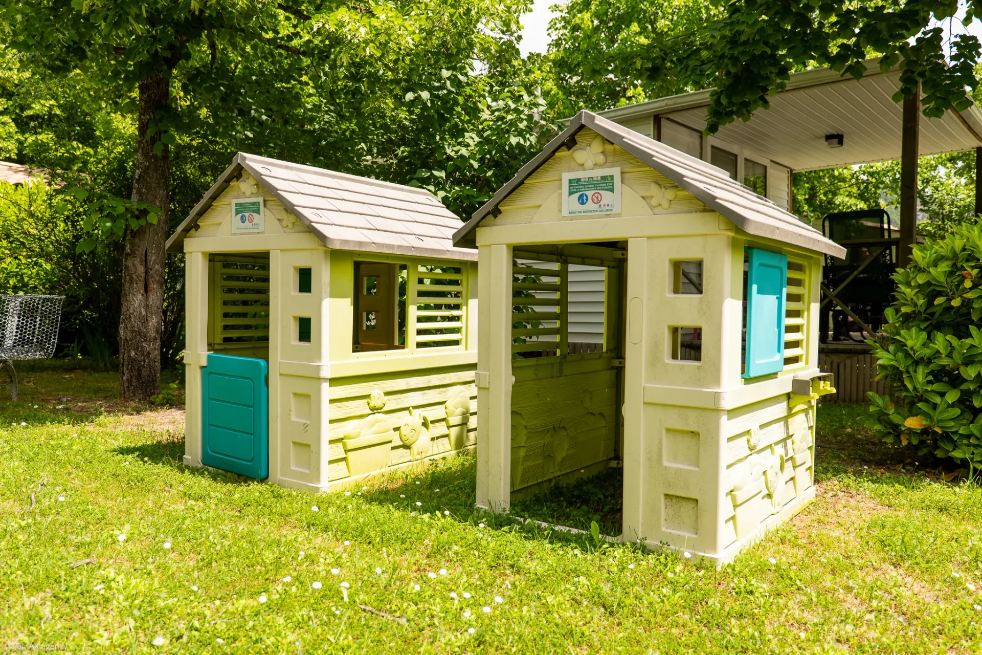 Cabanes de jeux en bois pour enfants au camping La Ribière