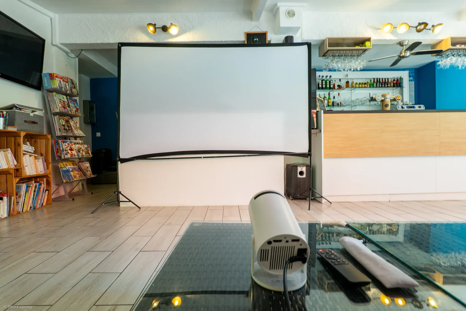 Salle de projection avec écran de cinéma au camping La Ribière