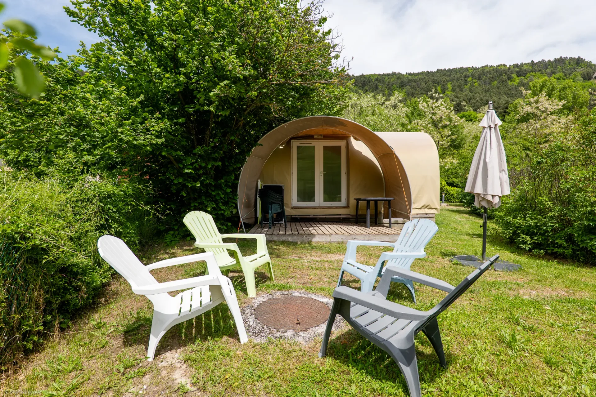 Tente lodge insolite avec transats au camping La Ribière à Annot