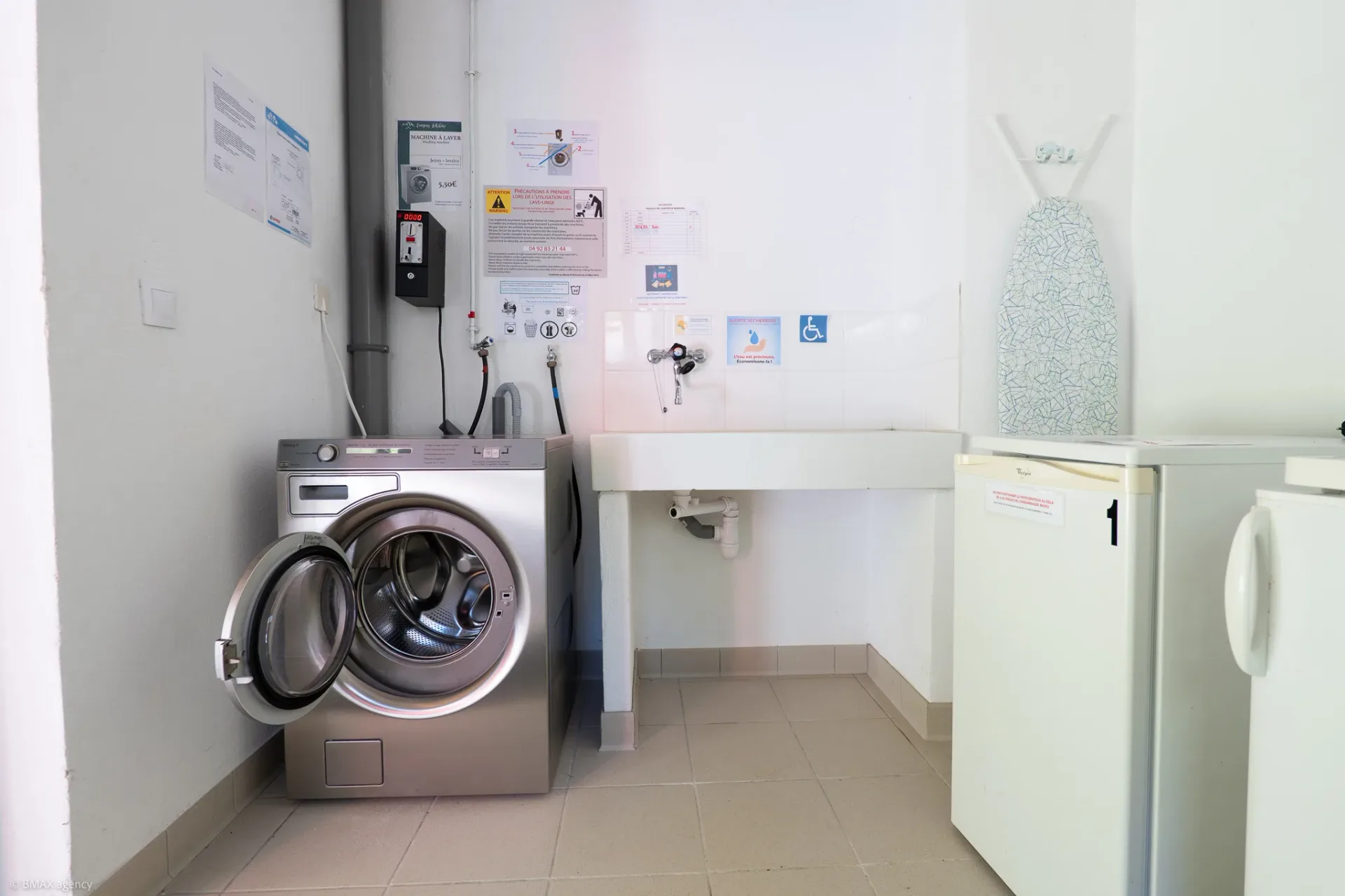 Laverie avec machines à laver et sèche-linge au camping La Ribière