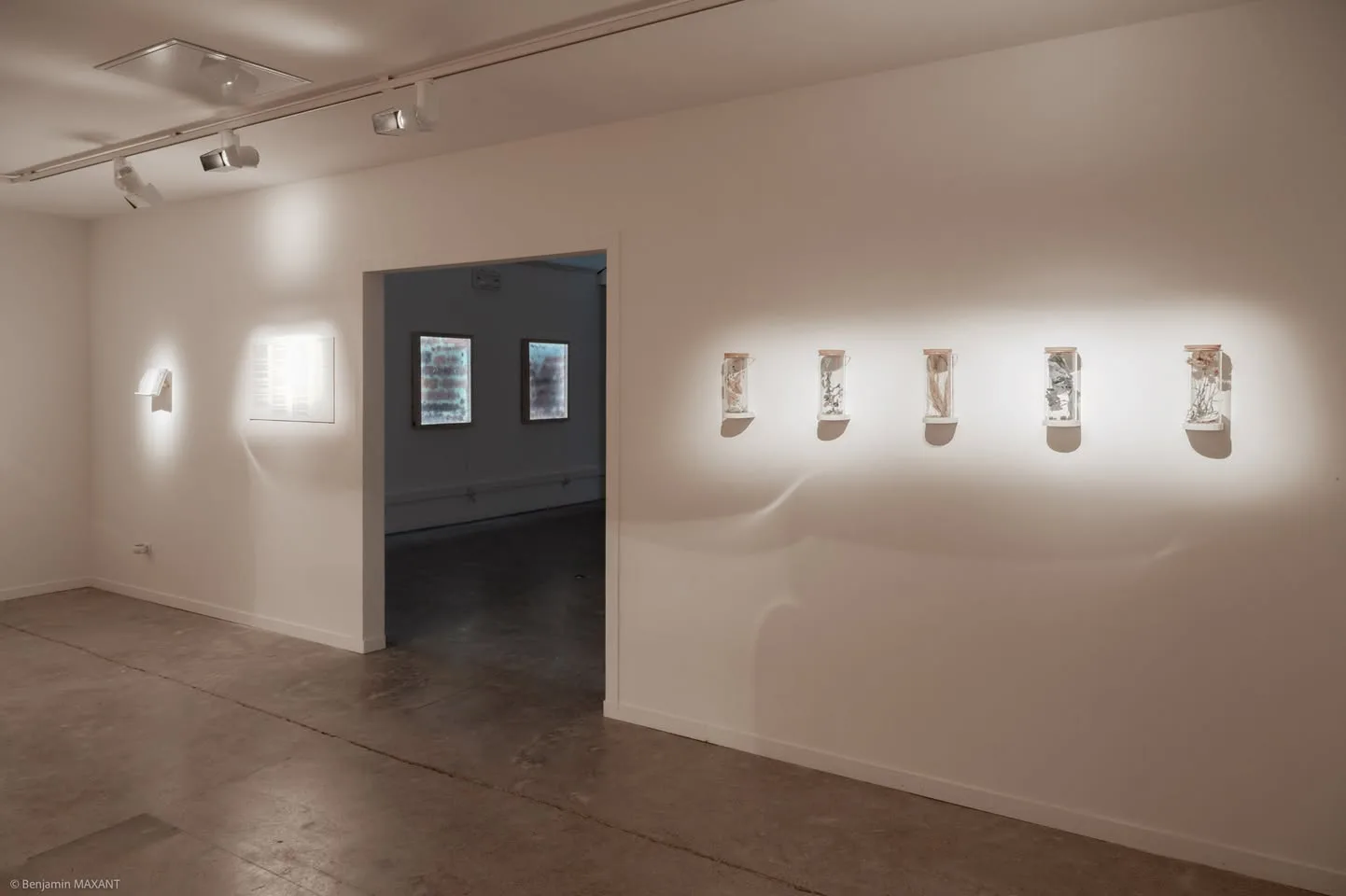 Vue de la salle d'exposition Love Is To Act au CAIRN Centre d'art de Digne-les-Bains
