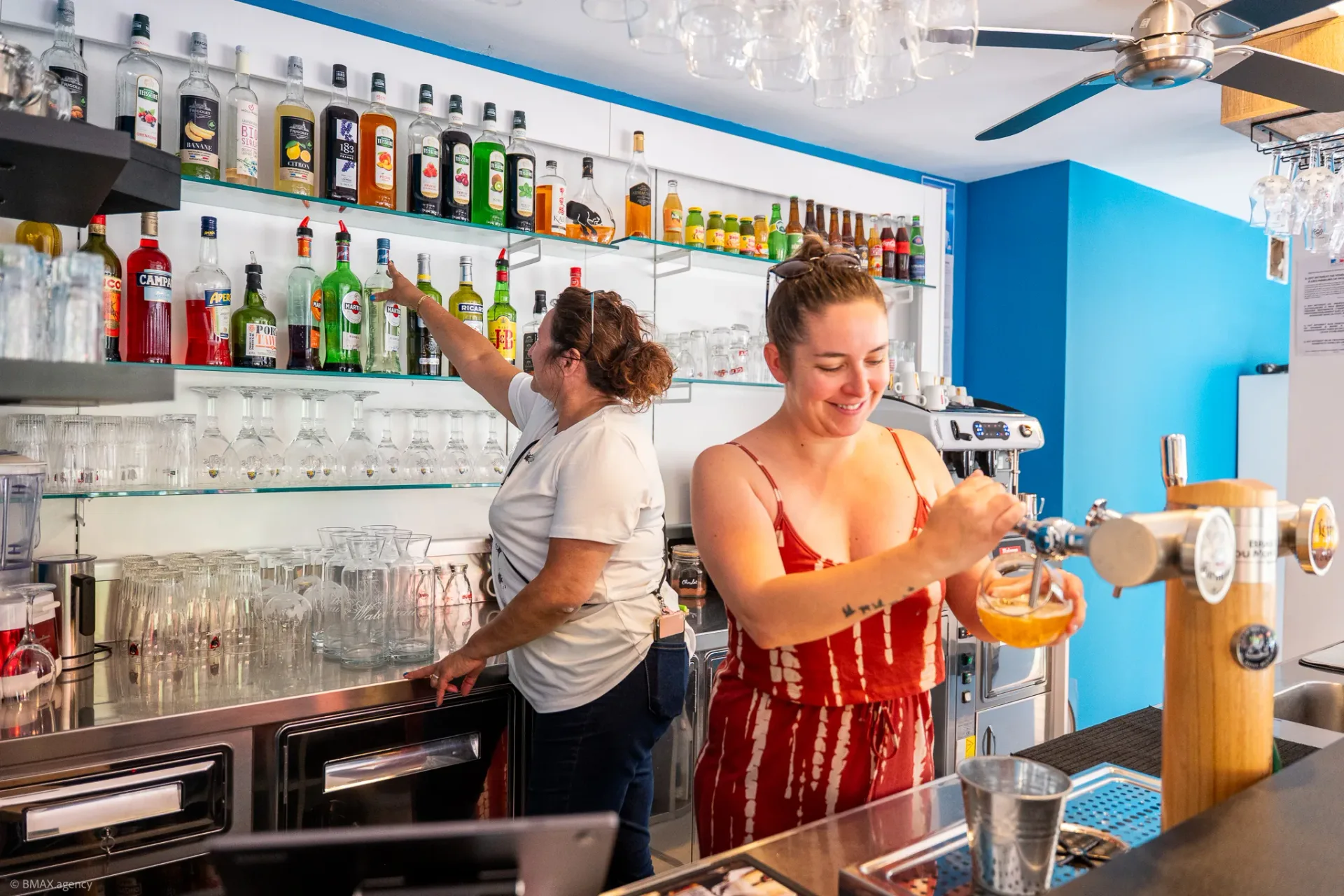 Équipe du bar du camping La Ribière préparant un cocktail au comptoir