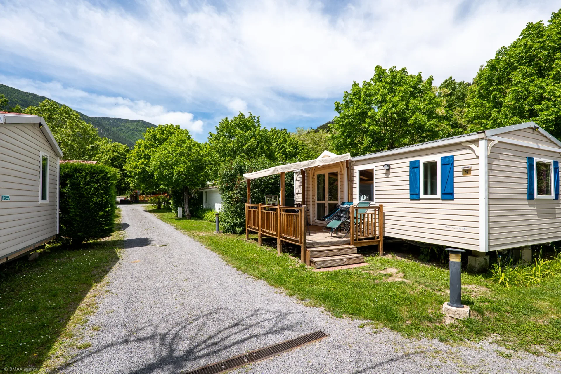 Mobil-home avec terrasse en bois au camping La Ribière à Annot