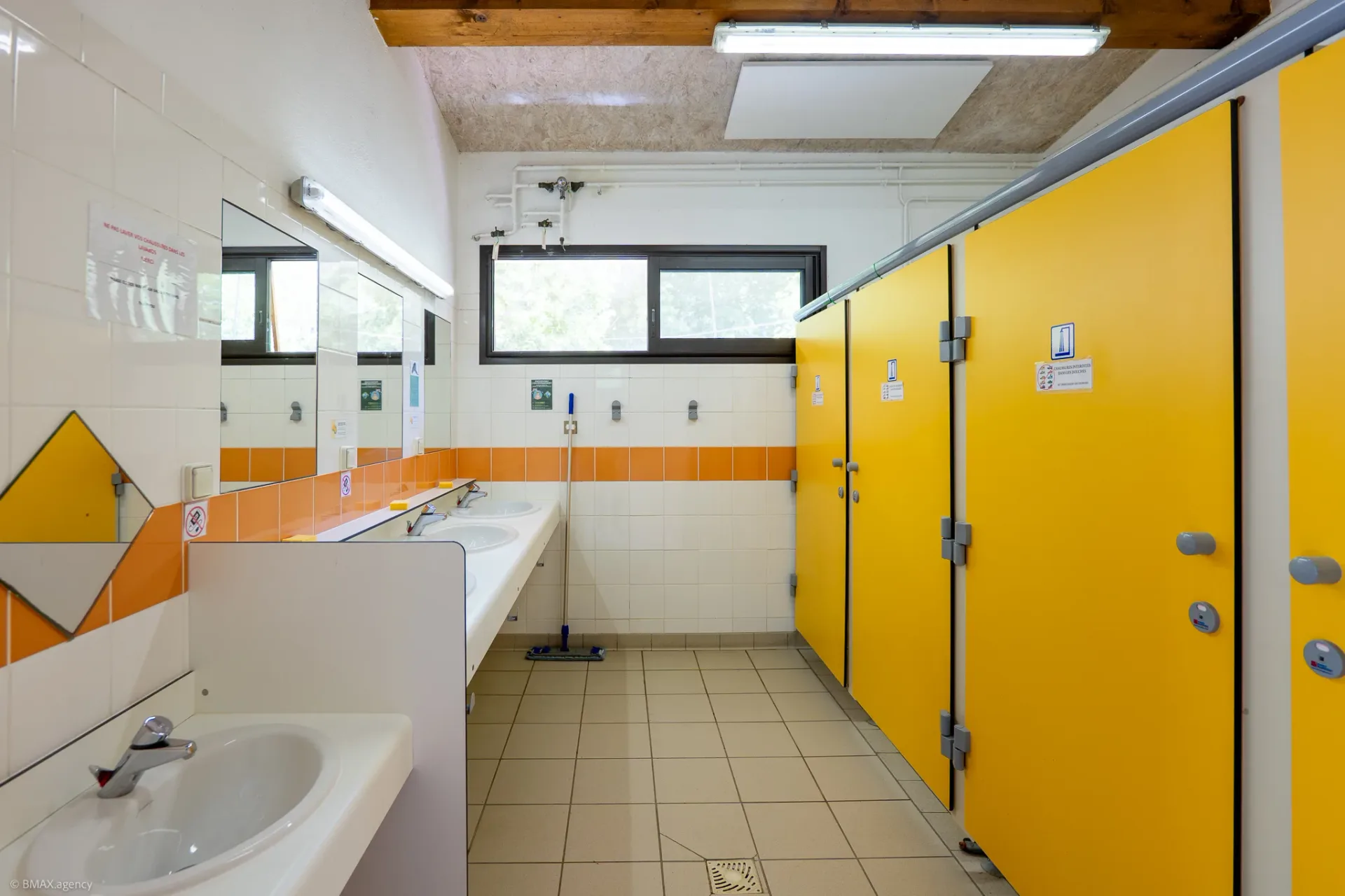 Bloc sanitaire avec douches et lavabos au camping La Ribière