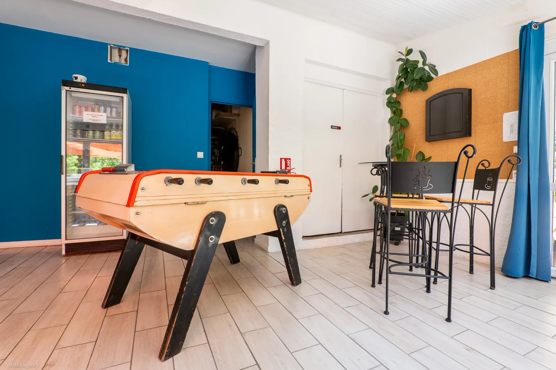 Baby-foot dans l'espace jeux intérieur du camping La Ribière